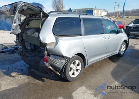 2015 Toyota Sienna Le 8 Passenger z USA, uszkodzony, nr VIN 5TDKK3DC5FS683246
